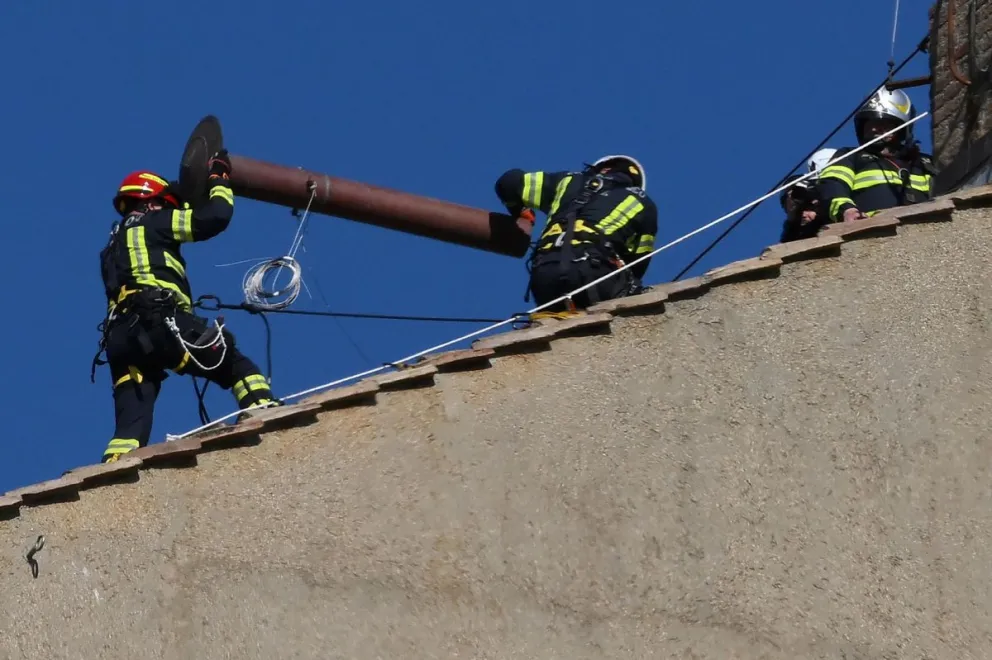 Bomberos instalan la chimenea en el techo de la Capilla Sixtina del Vaticano. Fotos: EFE y Vatican News