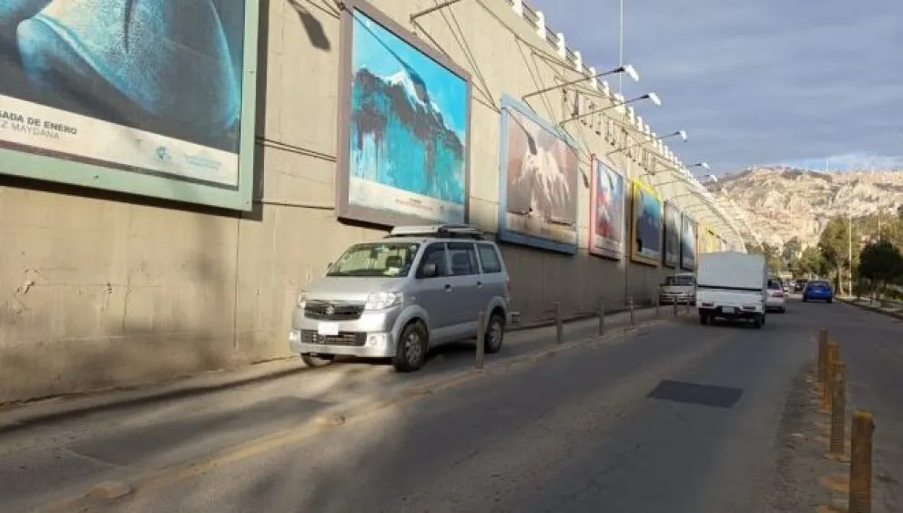 Un vehículo en el sector de los murales, en la avenida Costanera. Foto: AMUN
