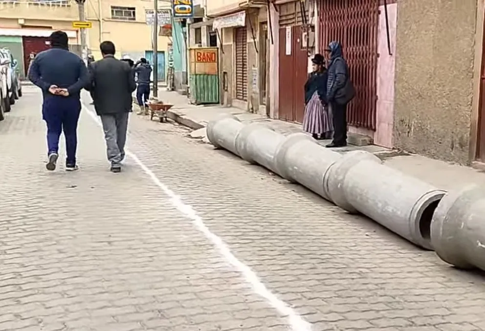 Tuberías de alcantarillado que no se instalaron en la calle Lanza del municipio de Viacha. Foto: Viacha Canal 38 HD