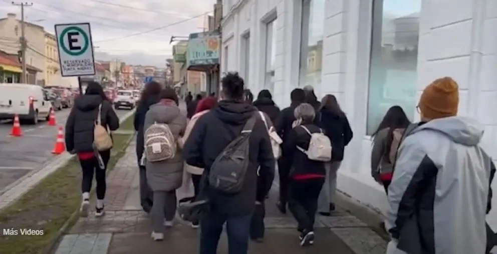 Personas en el sitio del sismo de este viernes en Chile. Foto: Captura de video