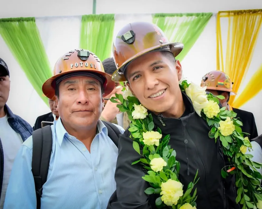 Andrónico Rodríguez con un minero, ayer en Potosí. Foto: @AndronicoRod