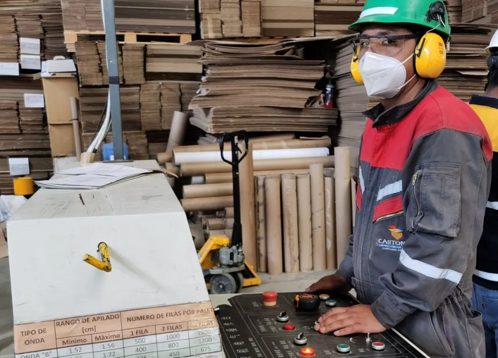 Trabajador de Cartonbol en plena tarea en su planta. El aumento salarial en empresas públicas se hará si hay utilidades. Foto: ABI