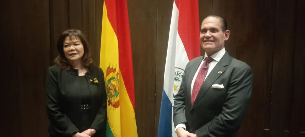 La embajadora de Paraguay en Bolivia, Terumi Matsou de Claverol y el el presidente de la Cámara Binacional Boliviana-Paraguaya, José Luis Camacho. Foto: Cámara Binancional
