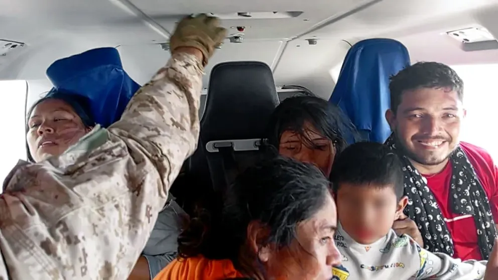 Las personas rescatadas, a bordo del helicóptero de la Fuerza Aérea. Foto: FAB