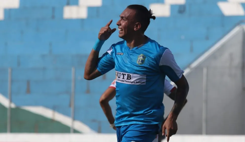 Mario Otazú celebra uno de sus goles contra Independiente. Foto: Agencia Marka Registrada.