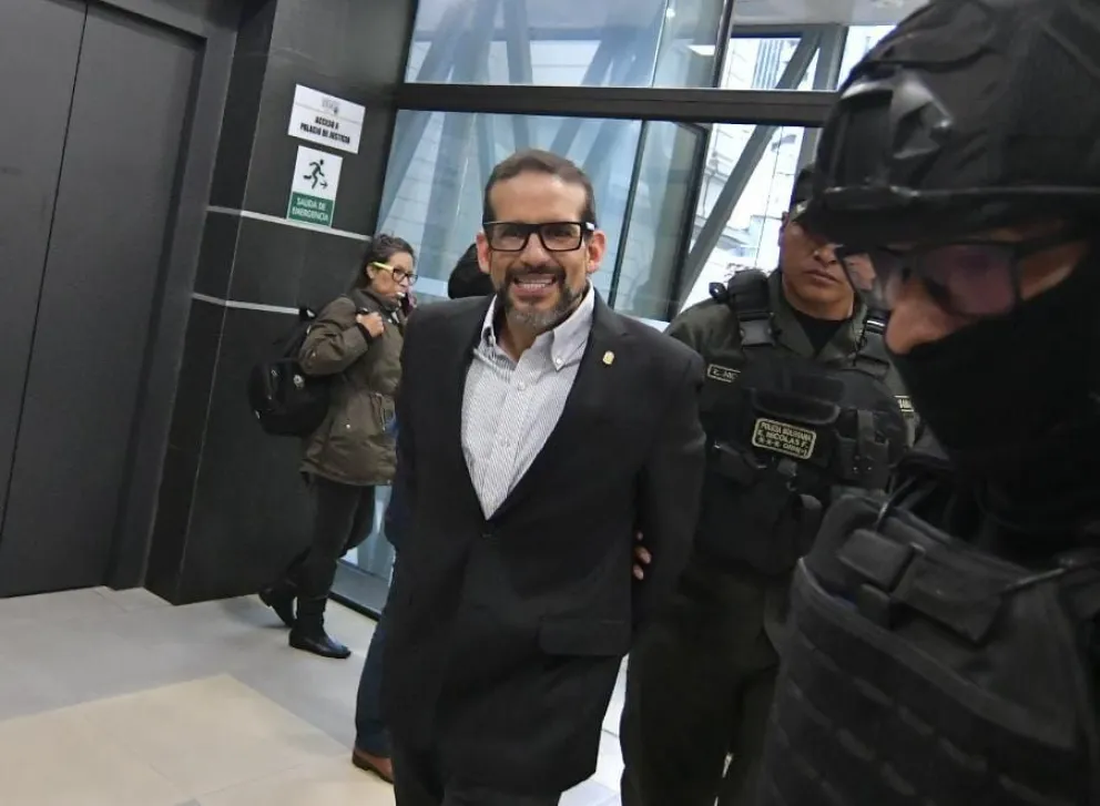 El gobernador de Santa Cruz, el viernes pasado, cunando un juez le negó la posibilidad de defenderse en libertad. Foto: APG