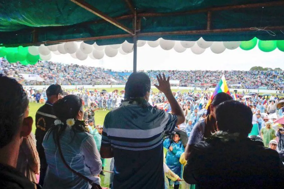 El expresidente Evo Morales saluda a sus seguidoes en el trópico de Cochabamba. Foto: red X Evo Morales 