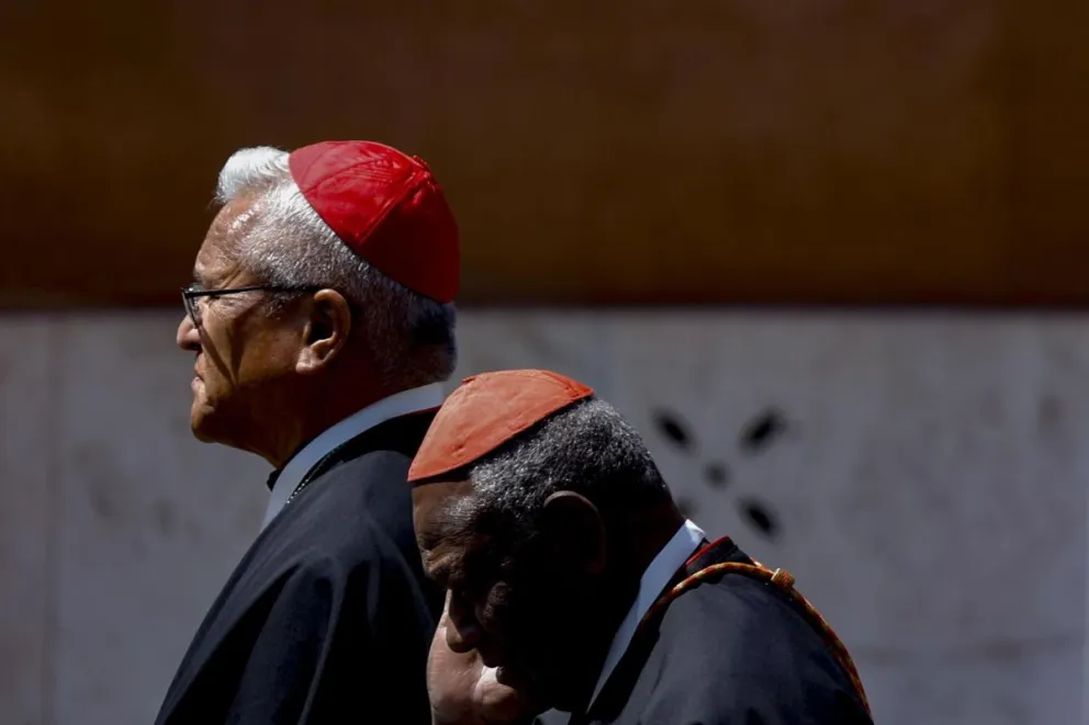 El cardenal Soane Patita Paini Mafi (L) sale de una de las congregaciones. Foto: EFE