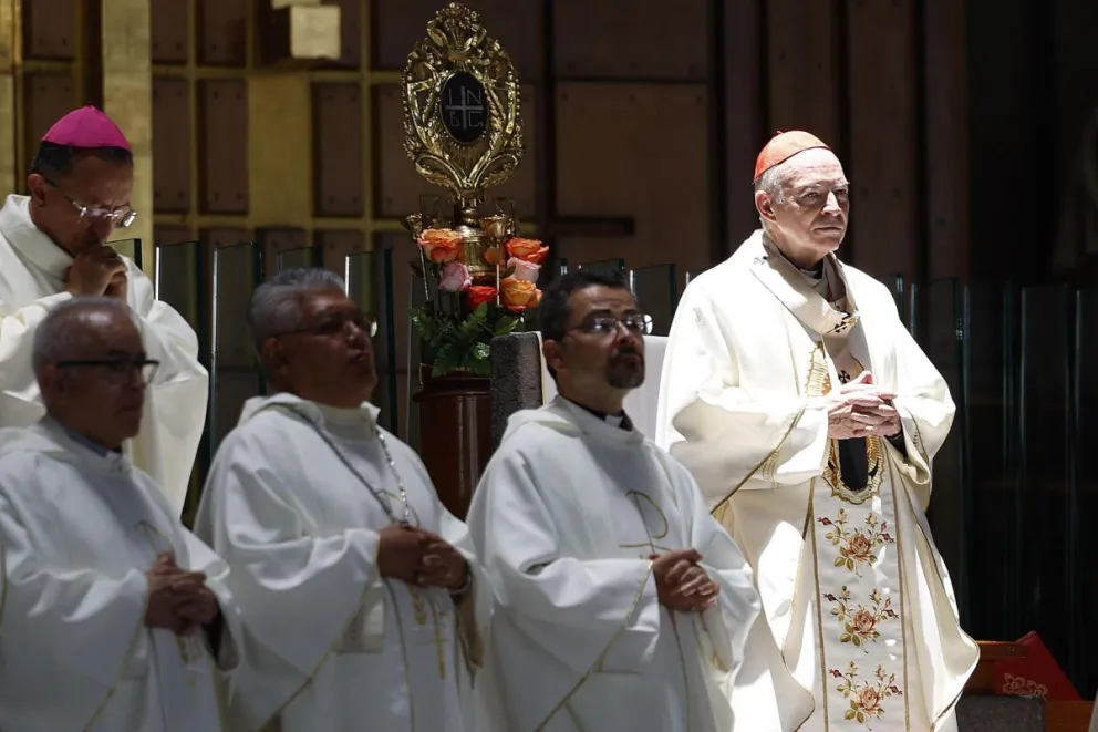 El arzobispo primado de México, Carlos Aguiar Retes (d), oficia una misa en la Basílica de Guadalupe. Foto: EFE