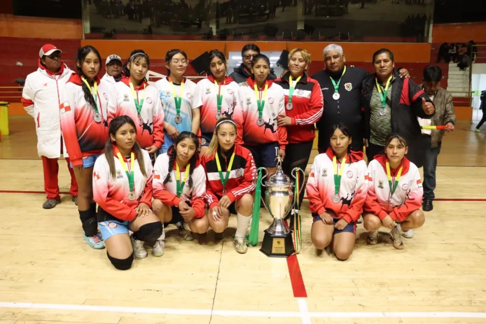 Las campeonas con su trofeo. Foto: Comisión de Futsal Bolivia.