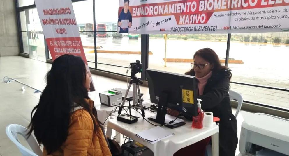 Una adolescente se registra en un punto de empadronamiento. Foto: Serecí