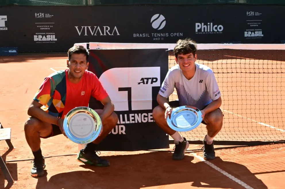 Zeballos (izq.) y Prado con sus trofeos de campeones. Foto. Instituto Sports.