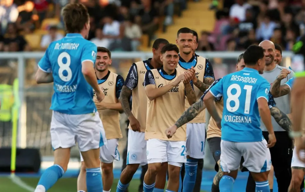 Jugadores del Nápoles festejan por su gol. Foto: EFE.