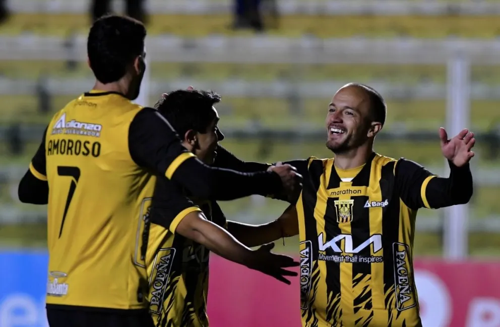 Godoy (der.), García (centro) y Amoroso, tres goleadores el Tigre celebran la victoria. Foto: APG. 