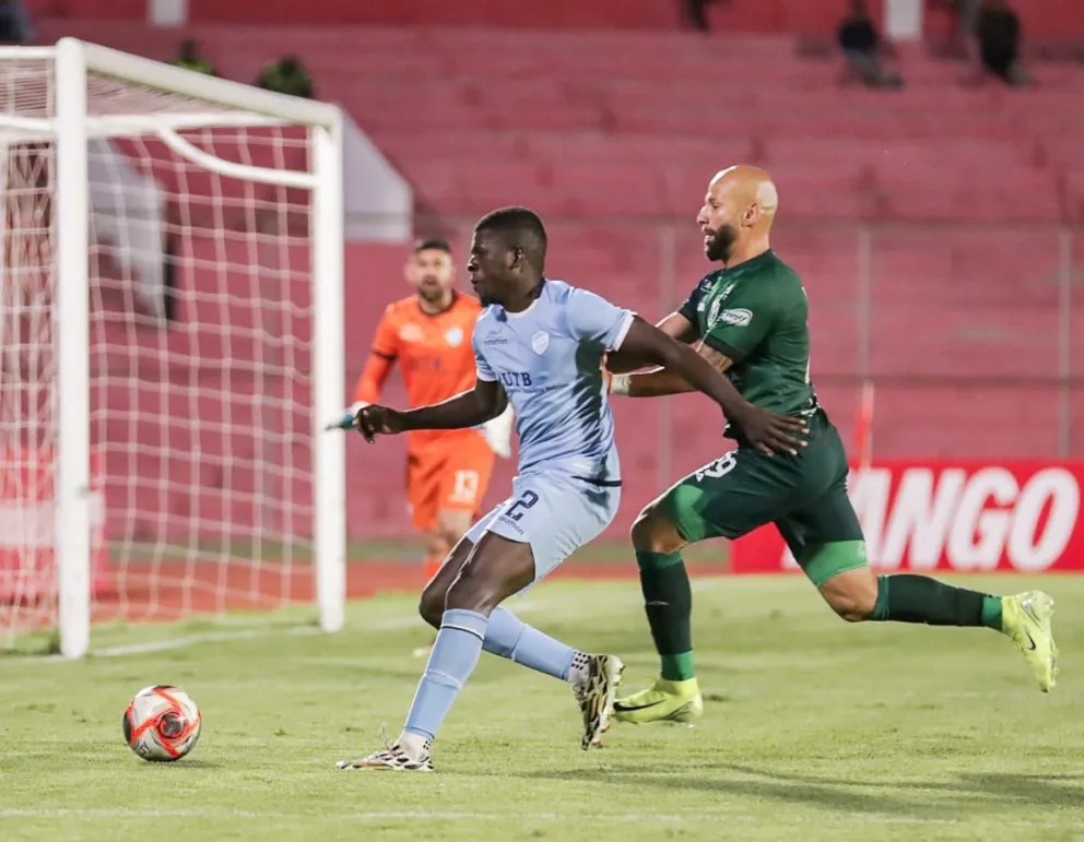 Incidencia del partido entre Tomayapo (de verde) y Aurora. Foto: Agencia Marka Registrada.