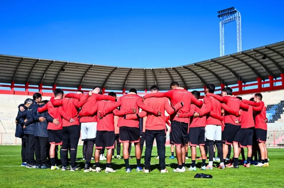 Plantel de la banda roja en un entrenamiento en Villa Ingenio. Foto: Always Ready.