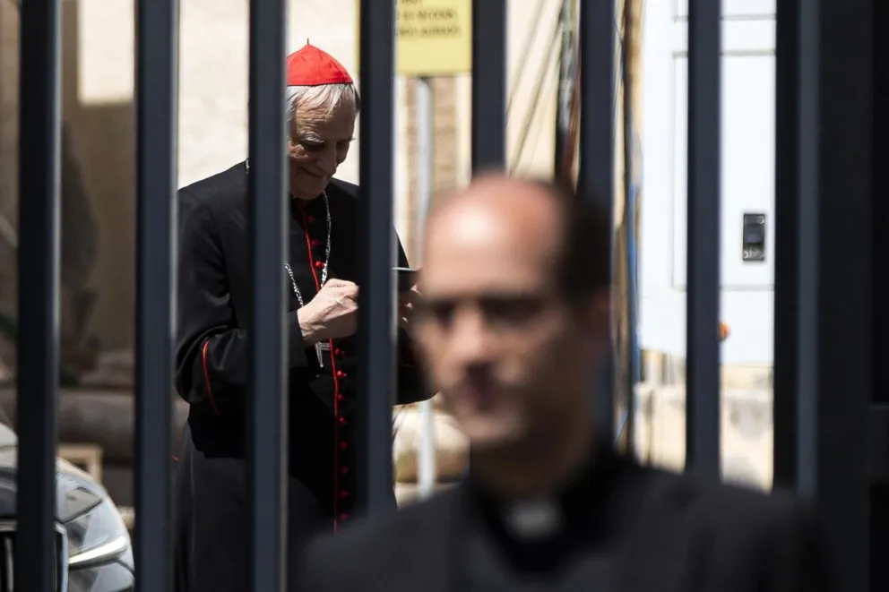 El cardenal italiano Matteo Zuppi tras la séptima Congregación General para preparar el cónclave. Foto: EFE