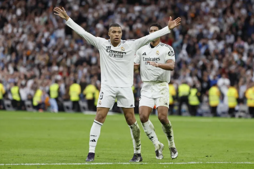 El delantero del Real Madrid Kylian Mbappé celebra con sus compañeros después de marcar el 2-0 en el partido entre el Real Madrid y el Celta de Vigo. Foto: EFE
