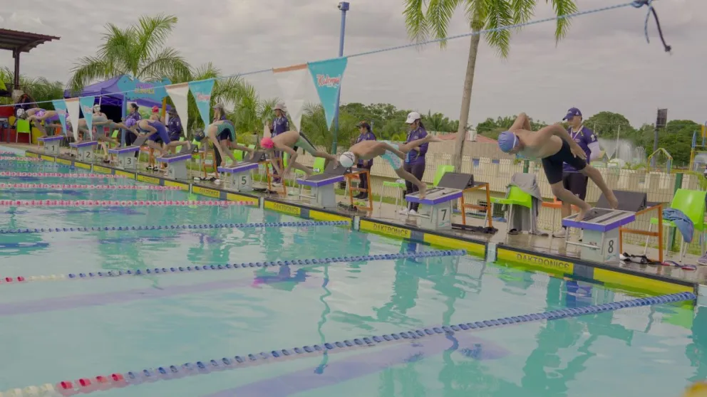 Varios bañistas se lanzan a la piscina para competir. Foto: Kalomai Park.