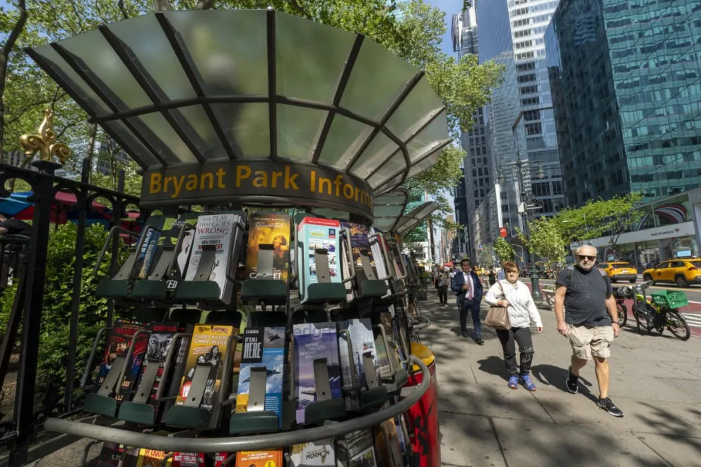 Personas caminan por la avenida 42 de Manhattan este sábado, en Nueva York (Estados Unidos). Foto: EFE