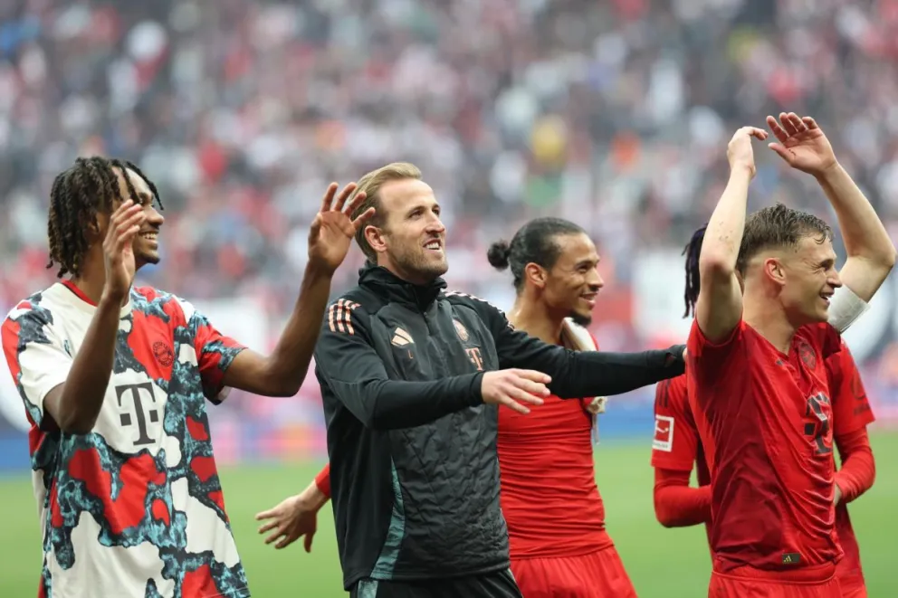 El delantero del Bayern Múnich Harry Kane (c) junto a sus compañeros durante el partido de la Bundesliga que jugaron Bayern Munich y Leipzig, Alemania. Foto: EFE