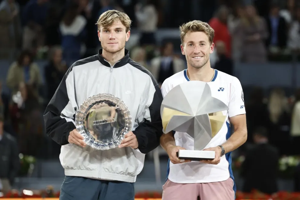 El tenista noruego Casper Ruud y el británico Jack Draper (i) posan con sus trofeos tras la final del Mutua Madrid Open de tenis. Foto: EFE