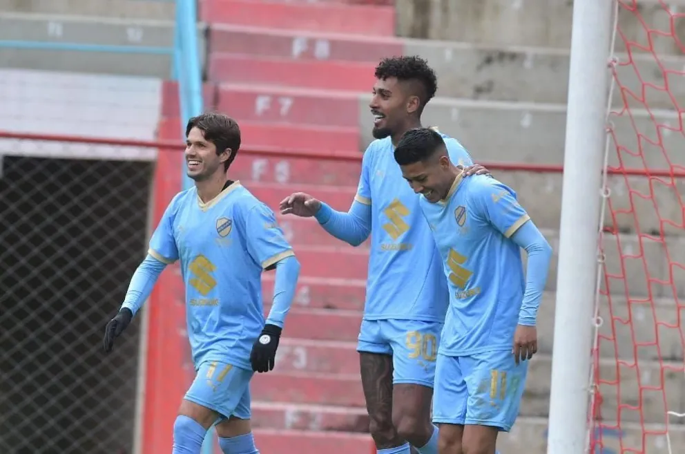 Gomes (centro) celebra uno de sus goles con Vaca (der.) y Rodríguez. Foto: APG.