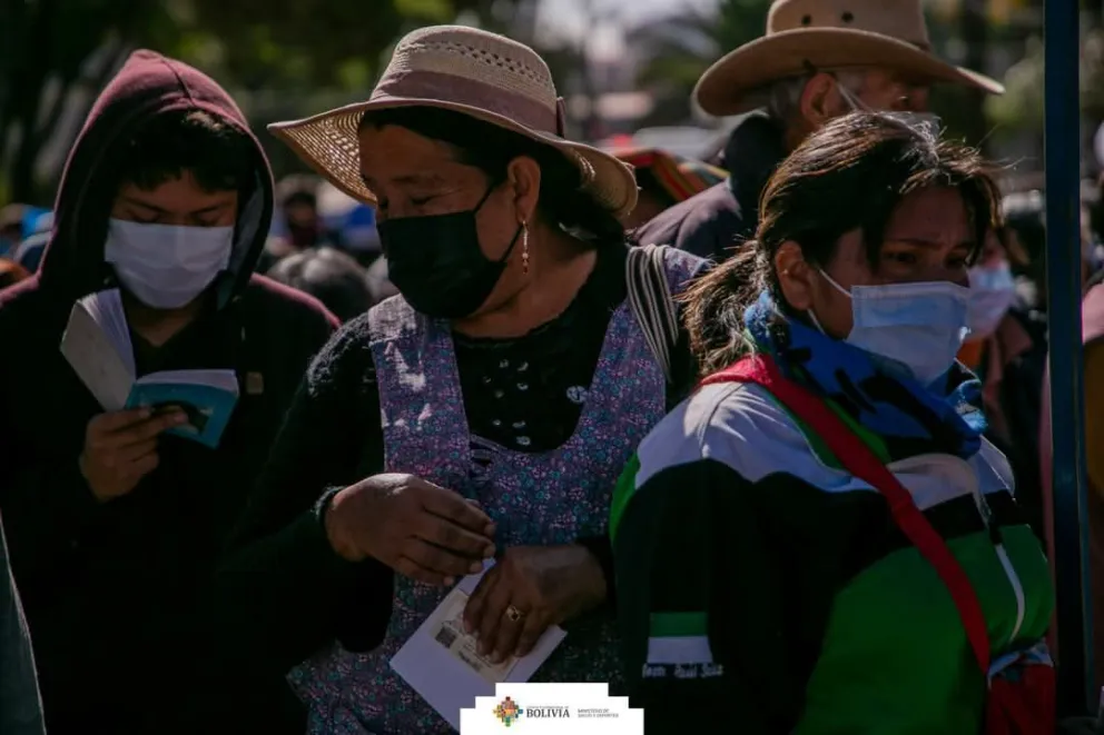 Ciudadanos con barbijos para evitar contagios. Foto: Ministerio de Salud