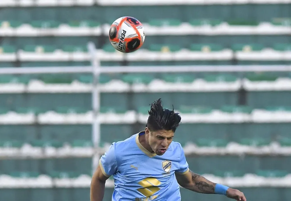 Ramírez cabecea la pelota en un partido anterior. Foto: APG.
