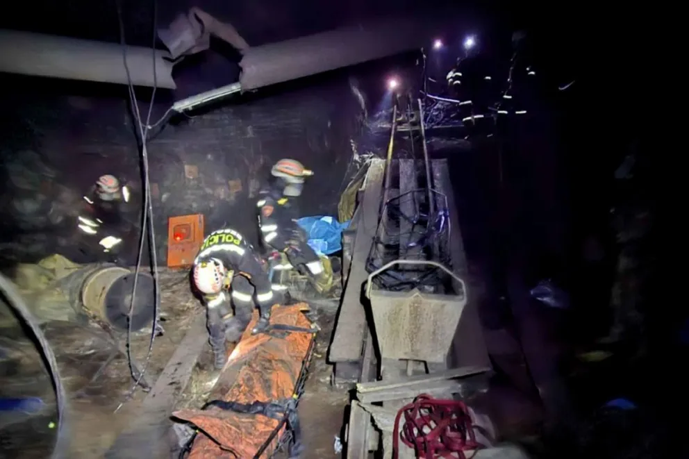 Fotografía difundida por la Policía de Perú que muestra el interior de la mina de oro Poderosa, en Pataz. Foto: EFE