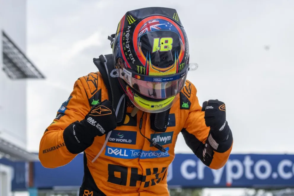El piloto de McLaren Oscar Piastri, de Australia, celebra después de ganar el GP de Miami. Foto: EFE.