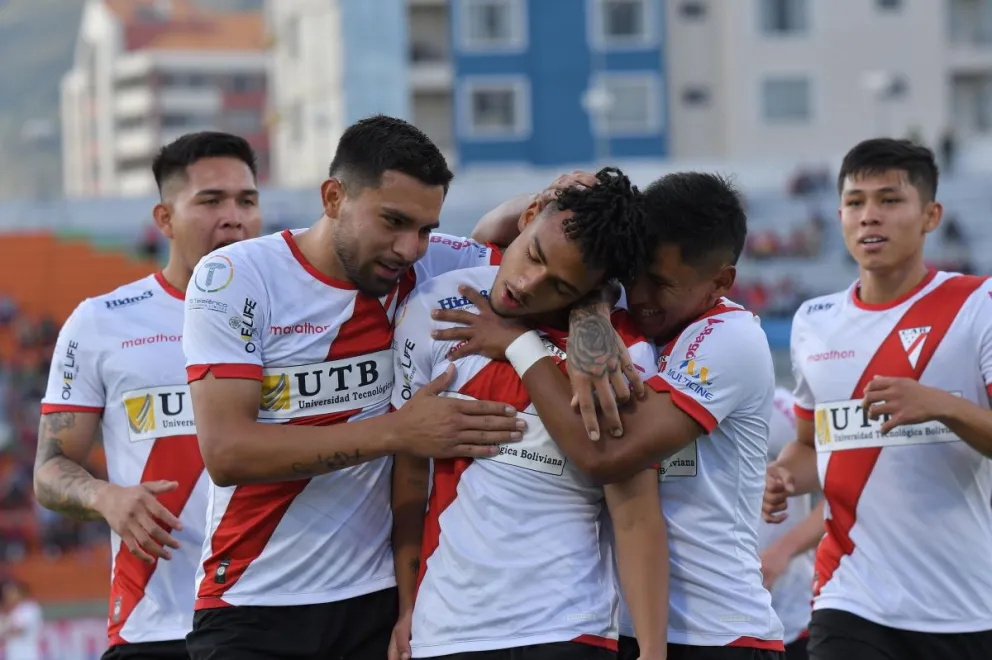 Pasniagua, al medio es felicitado por sus compañeros luego de marcar su primer tanto. Foto: APG