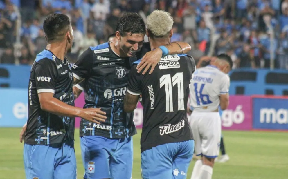 Jugadores de Blooming celebran uno de sus goles. Foto: Agencia Marka Registrada.