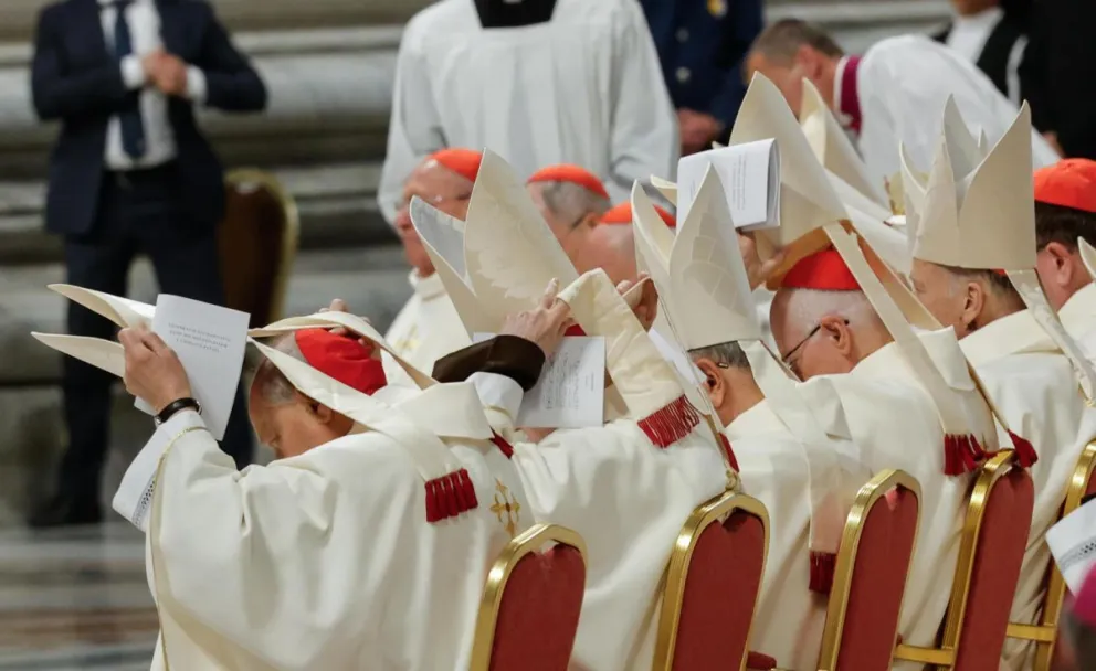 Cardenales asisten a la Novena Misa Novendial en memoria del papa Francisco en la basílica de San Pedro. Foto: EFE