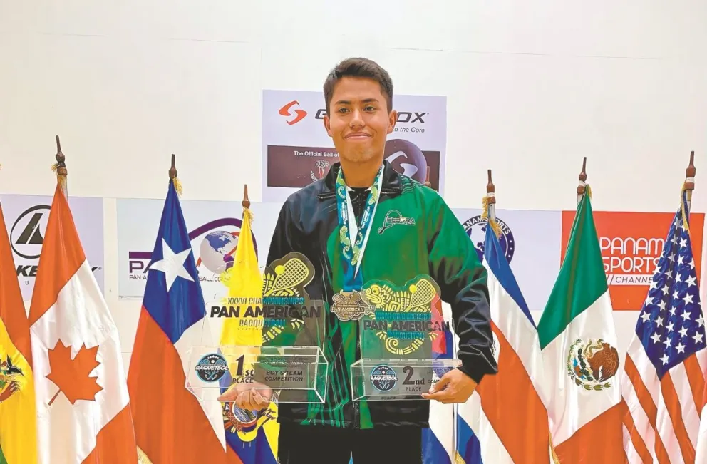 Loza con sus medallas y trofeos del Panamericano. Foto: Einer Loza.