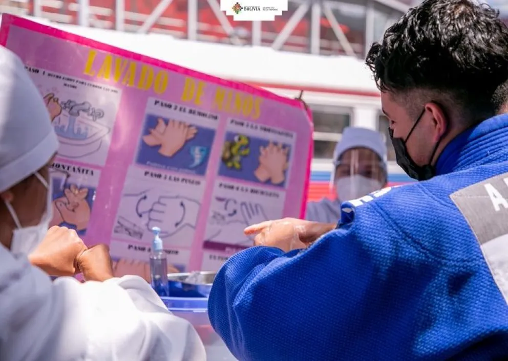 Personal de salud en una campaña de lavado de manos. Foto: ABI