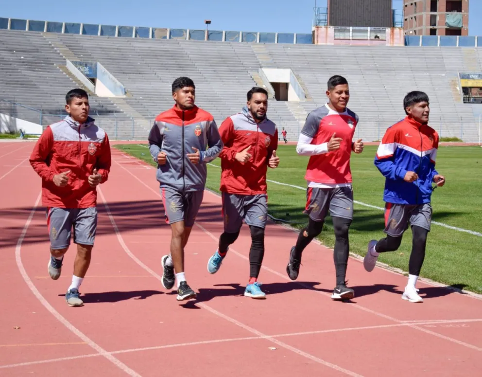 Jugadores de Real Oruro en el cierre de prácticas en el estadio Jesús Bermúdez. Foto: RO