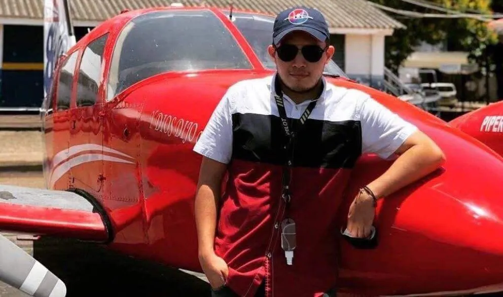 El piloto Velarde junto a otra avioneta, en una imagen de archivo. Foto: Lifany Michel en Facebook