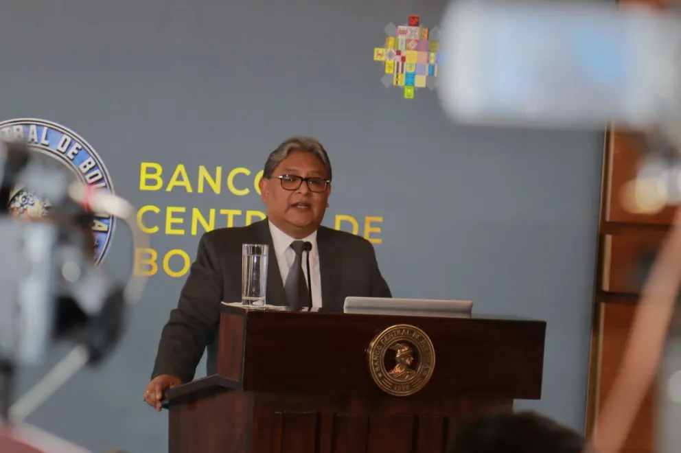El presidente del BCB, Edwin Rojas, presenta el informe de RIN al primer cuatrimestre 2025- Foto: APG