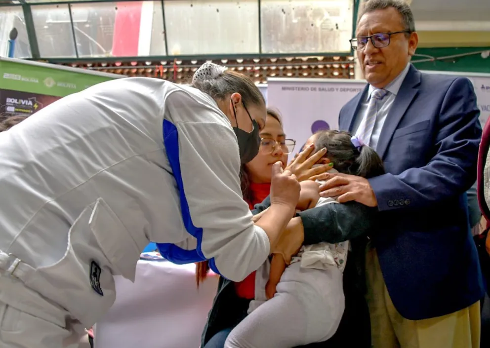 Una niña recibe una vacuna en una imagen que compartió Arce en Facebook.