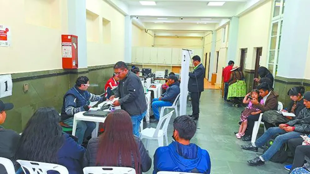 Centro de empadronamiento en la central del Servicio de Registro Cívico, en El Prado de La Paz, frente a la plaza Venezuela. FOTO: Jorge Soruco / Visión 360