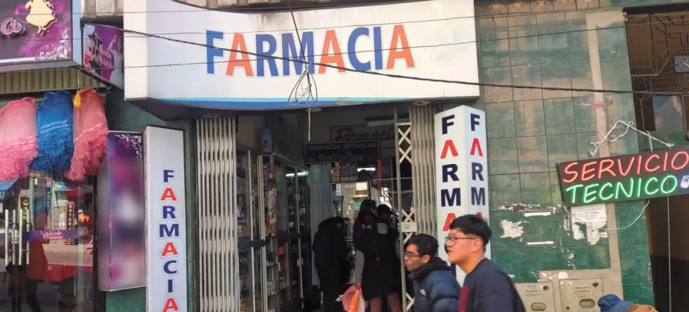 Una farmacia, ubicada en la zona Callampaya de La Paz, atiende a la población que busca medicamentos. Foto: Marisol Alvarado