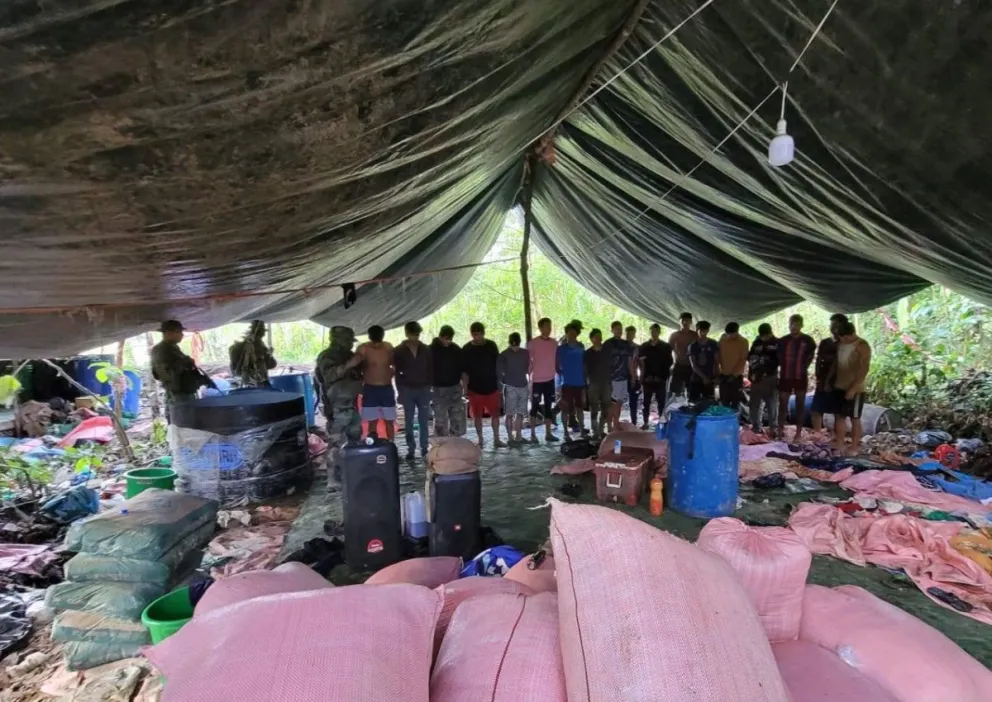 Los aprehendidos en el lugar donde se destruyó una fábrica de droga. Foto: Facebook de Eduardo Del Castillo