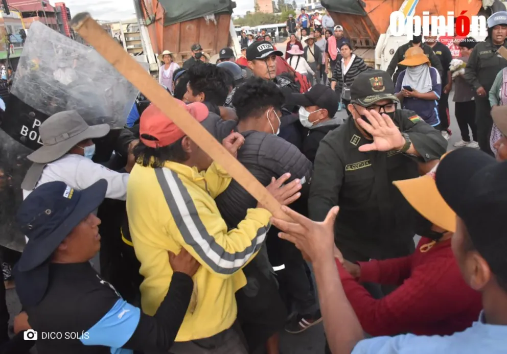 Pobladores de Colcapirhua rechazan la presencia de los policías. Foto: Opinión