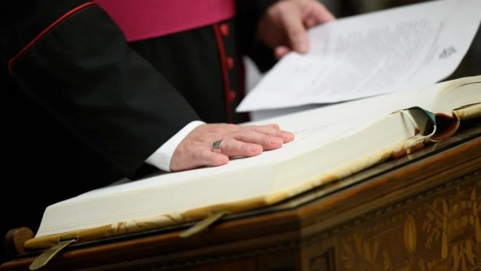 Juramento de los oficiales y de los encargados del cónclave, lunes 5 de mayo de 2025. Foto: Vaticano News