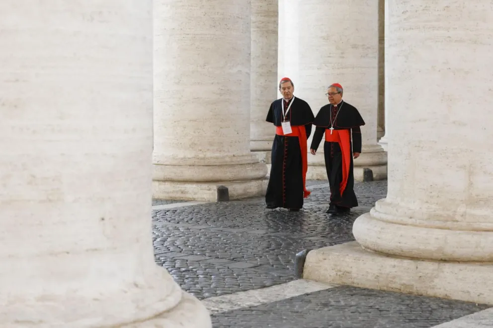 Los cardenales Rubén Salazar Gómez y Luis José Rueda Aparicio llegan a la reunión de la congregación general. Foto: EFE