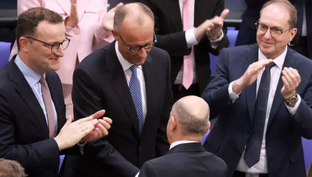 Olaf Scholz felicita al nuevo canciller alemán electo Friedrich Merz en el Bundestag en Berlín, Alemania, este martes. Foto: EFE