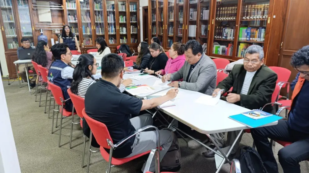 Miembros de la Comisión interinstitucional, con la presencia del alcalde de Viacha, Napoleón Yahuasi (traje gris). Foto: Visión 360.