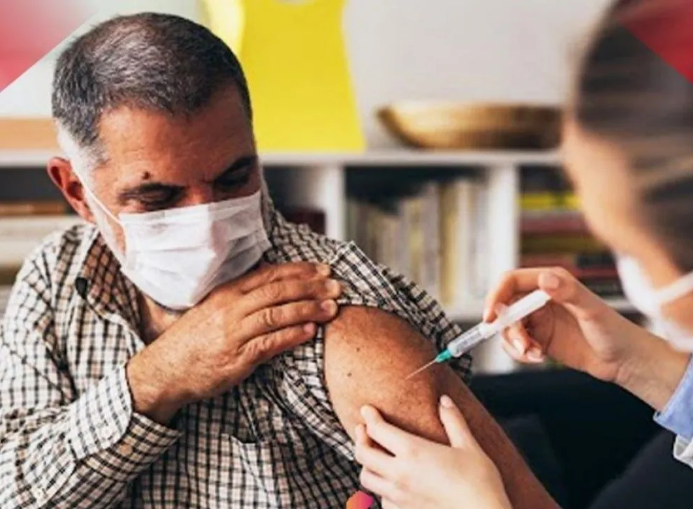 Una persona es vacunada. Foto: Sedes