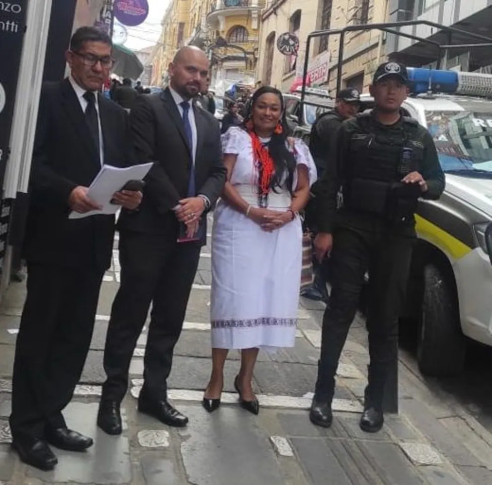 El cuerpo diplomático de Colombia, en puertas del Tribunal Departamental de Justicia de La Paz. Foto: Visión 360